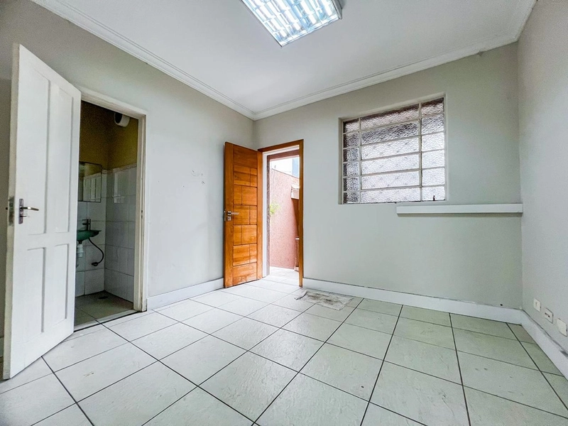 Sobrado Comercial em Localização Privilegiada, Ideal para Escritórios e Clínicas: 8ª foto da galeria de imagens do imóvel