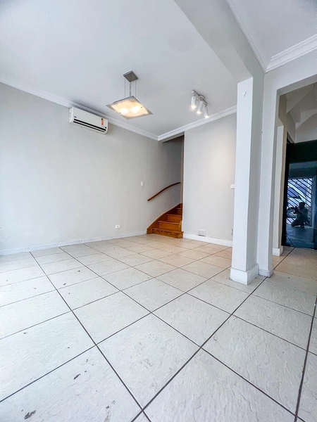 Sobrado Comercial em Localização Privilegiada, Ideal para Escritórios e Clínicas: 3ª foto da galeria de imagens do imóvel