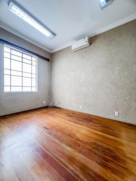 Sobrado Comercial em Localização Privilegiada, Ideal para Escritórios e Clínicas: 19ª foto da galeria de imagens do imóvel