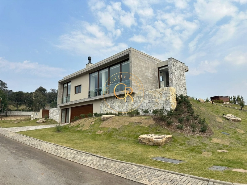 Casa com 03 dormitórios em Condomínio em Gramado: 2ª foto da galeria de imagens do imóvel