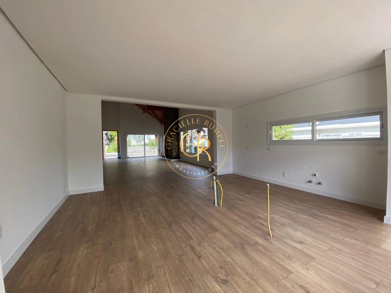 Casa com 03 dormitórios em Bairro Tranquilo em Gramado: 3ª foto da galeria de imagens do imóvel