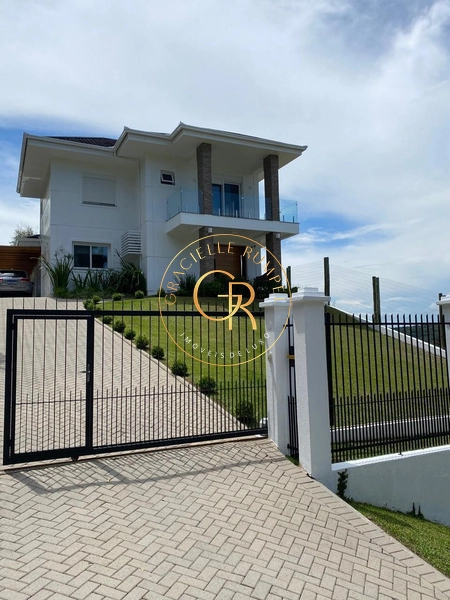 Casa  Mobiliada e Decorada com 03 dormitórios em Gramado!: 2ª foto da galeria de imagens do imóvel