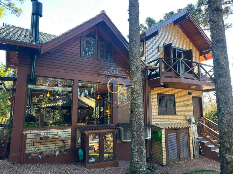 Excelente residência em meio à natureza, a apenas 4 minutos do centro: 2ª foto da galeria de imagens do imóvel