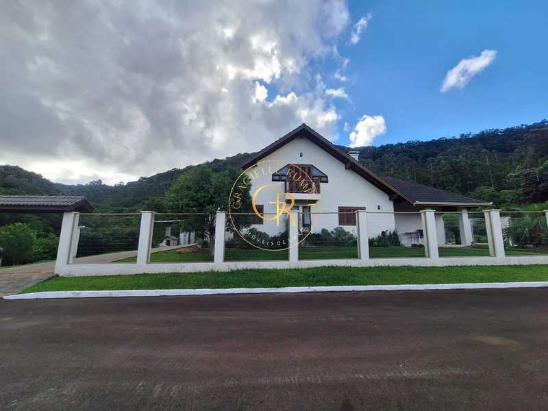 CASA MOBILIADA COM 3 DORMITÓRIOS EM GRAMADO: 3ª foto da galeria de imagens do imóvel
