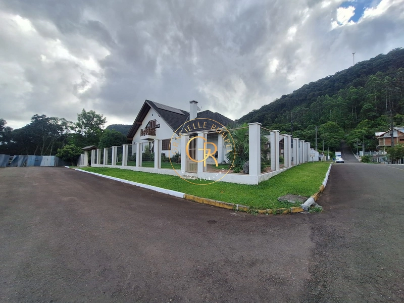CASA MOBILIADA COM 3 DORMITÓRIOS EM GRAMADO: 2ª foto da galeria de imagens do imóvel