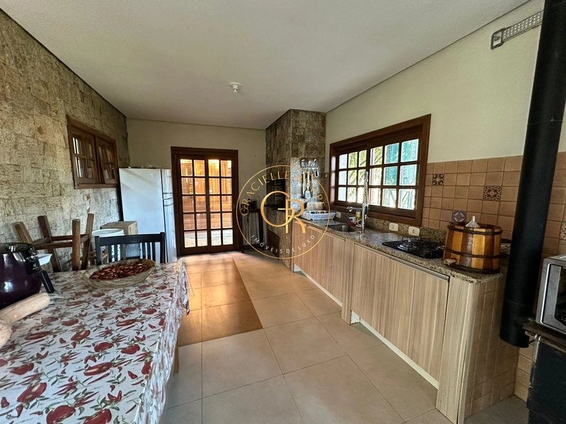 Charmosa casa com 4 dormitórios: 8ª foto da galeria de imagens do imóvel