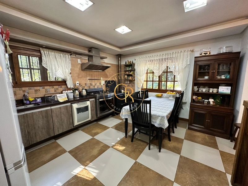 Charmosa casa com 4 dormitórios: 12ª foto da galeria de imagens do imóvel