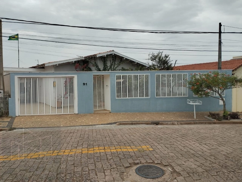Casa para Venda em Valinhos / SP no bairro Vila São José: 1ª foto da galeria de imagens do imóvel