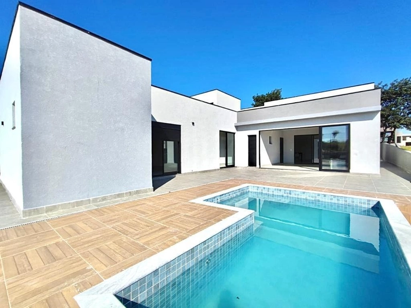 Casa térrea no condomínio Terras de Santa Cruz: 1ª foto da galeria de imagens do imóvel