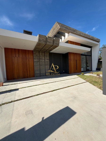 BELÍSSIMA   CASA NOVA A 2 QUADRAS DO MAR: 2ª foto da galeria de imagens do imóvel