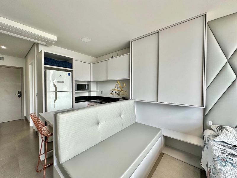 🧩 LOFT MODERNO PARA UM ESTILO DE VIDA PRÁTICO!  Com um conceito contemporâneo e ambientes integrados, este loft é ideal para quem busca conforto, funcionalidade e um espaço versátil para morar, aproveitar o litoral ou investir.  🧩 Loft 🧩 1 dormitório 🧩 1 suíte 🧩 Planta integrada 🧩 Arquitetura moderna 🧩 Excelente aproveitamento dos espaços 🧩 Ambientes iluminados e aconchegantes 🧩 Ideal para moradia, veraneio ou investimento  Seu projeto privilegia a praticidade sem abrir mão da elegância, criando um ambiente agradável para quem valoriza um estilo de vida leve e descomplicado.  ✨ Uma excelente oportunidade para quem procura um imóvel moderno, funcional e com grande potencial de valorização.  Agende sua visita e venha conhecer este loft de perto.: 13ª foto da galeria de imagens do imóvel