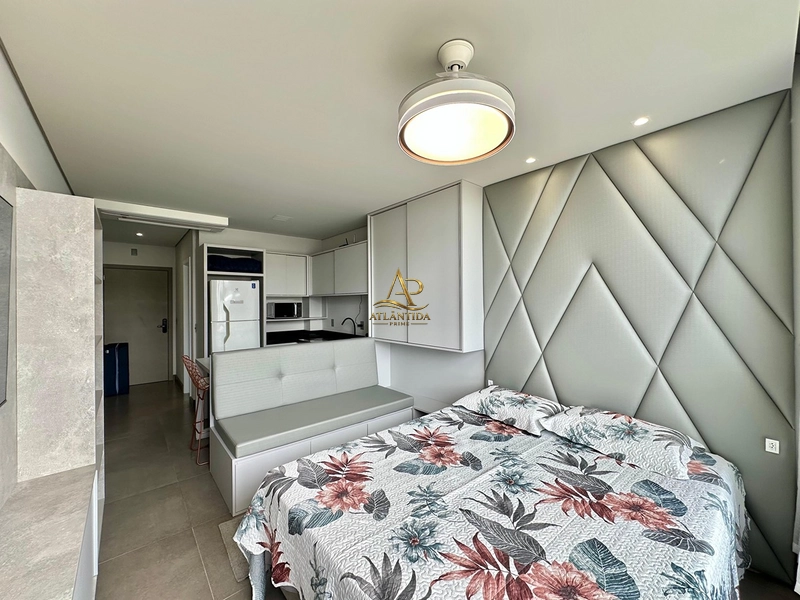🧩 LOFT MODERNO PARA UM ESTILO DE VIDA PRÁTICO!  Com um conceito contemporâneo e ambientes integrados, este loft é ideal para quem busca conforto, funcionalidade e um espaço versátil para morar, aproveitar o litoral ou investir.  🧩 Loft 🧩 1 dormitório 🧩 1 suíte 🧩 Planta integrada 🧩 Arquitetura moderna 🧩 Excelente aproveitamento dos espaços 🧩 Ambientes iluminados e aconchegantes 🧩 Ideal para moradia, veraneio ou investimento  Seu projeto privilegia a praticidade sem abrir mão da elegância, criando um ambiente agradável para quem valoriza um estilo de vida leve e descomplicado.  ✨ Uma excelente oportunidade para quem procura um imóvel moderno, funcional e com grande potencial de valorização.  Agende sua visita e venha conhecer este loft de perto.: 6ª foto da galeria de imagens do imóvel