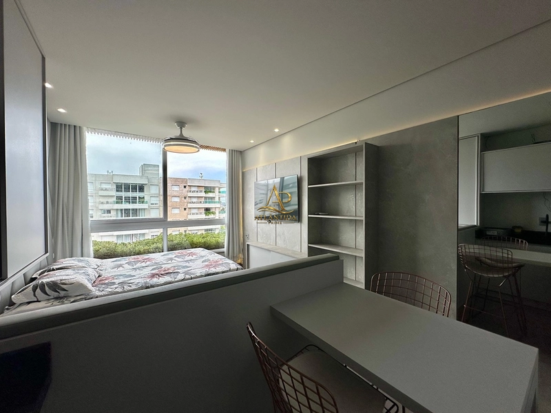 🧩 LOFT MODERNO PARA UM ESTILO DE VIDA PRÁTICO!  Com um conceito contemporâneo e ambientes integrados, este loft é ideal para quem busca conforto, funcionalidade e um espaço versátil para morar, aproveitar o litoral ou investir.  🧩 Loft 🧩 1 dormitório 🧩 1 suíte 🧩 Planta integrada 🧩 Arquitetura moderna 🧩 Excelente aproveitamento dos espaços 🧩 Ambientes iluminados e aconchegantes 🧩 Ideal para moradia, veraneio ou investimento  Seu projeto privilegia a praticidade sem abrir mão da elegância, criando um ambiente agradável para quem valoriza um estilo de vida leve e descomplicado.  ✨ Uma excelente oportunidade para quem procura um imóvel moderno, funcional e com grande potencial de valorização.  Agende sua visita e venha conhecer este loft de perto.: 2ª foto da galeria de imagens do imóvel