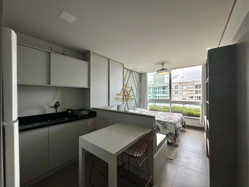 🧩 LOFT MODERNO PARA UM ESTILO DE VIDA PRÁTICO!  Com um conceito contemporâneo e ambientes integrados, este loft é ideal para quem busca conforto, funcionalidade e um espaço versátil para morar, aproveitar o litoral ou investir.  🧩 Loft 🧩 1 dormitório 🧩 1 suíte 🧩 Planta integrada 🧩 Arquitetura moderna 🧩 Excelente aproveitamento dos espaços 🧩 Ambientes iluminados e aconchegantes 🧩 Ideal para moradia, veraneio ou investimento  Seu projeto privilegia a praticidade sem abrir mão da elegância, criando um ambiente agradável para quem valoriza um estilo de vida leve e descomplicado.  ✨ Uma excelente oportunidade para quem procura um imóvel moderno, funcional e com grande potencial de valorização.  Agende sua visita e venha conhecer este loft de perto.: 5ª foto da galeria de imagens do imóvel