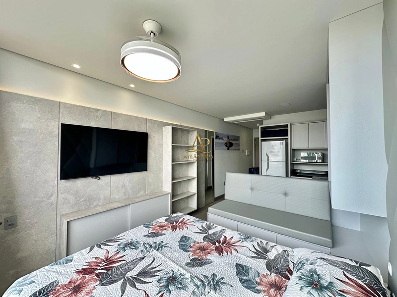 🧩 LOFT MODERNO PARA UM ESTILO DE VIDA PRÁTICO!  Com um conceito contemporâneo e ambientes integrados, este loft é ideal para quem busca conforto, funcionalidade e um espaço versátil para morar, aproveitar o litoral ou investir.  🧩 Loft 🧩 1 dormitório 🧩 1 suíte 🧩 Planta integrada 🧩 Arquitetura moderna 🧩 Excelente aproveitamento dos espaços 🧩 Ambientes iluminados e aconchegantes 🧩 Ideal para moradia, veraneio ou investimento  Seu projeto privilegia a praticidade sem abrir mão da elegância, criando um ambiente agradável para quem valoriza um estilo de vida leve e descomplicado.  ✨ Uma excelente oportunidade para quem procura um imóvel moderno, funcional e com grande potencial de valorização.  Agende sua visita e venha conhecer este loft de perto.: 9ª foto da galeria de imagens do imóvel