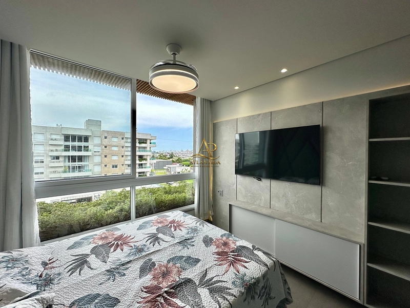 🧩 LOFT MODERNO PARA UM ESTILO DE VIDA PRÁTICO!  Com um conceito contemporâneo e ambientes integrados, este loft é ideal para quem busca conforto, funcionalidade e um espaço versátil para morar, aproveitar o litoral ou investir.  🧩 Loft 🧩 1 dormitório 🧩 1 suíte 🧩 Planta integrada 🧩 Arquitetura moderna 🧩 Excelente aproveitamento dos espaços 🧩 Ambientes iluminados e aconchegantes 🧩 Ideal para moradia, veraneio ou investimento  Seu projeto privilegia a praticidade sem abrir mão da elegância, criando um ambiente agradável para quem valoriza um estilo de vida leve e descomplicado.  ✨ Uma excelente oportunidade para quem procura um imóvel moderno, funcional e com grande potencial de valorização.  Agende sua visita e venha conhecer este loft de perto.: 4ª foto da galeria de imagens do imóvel