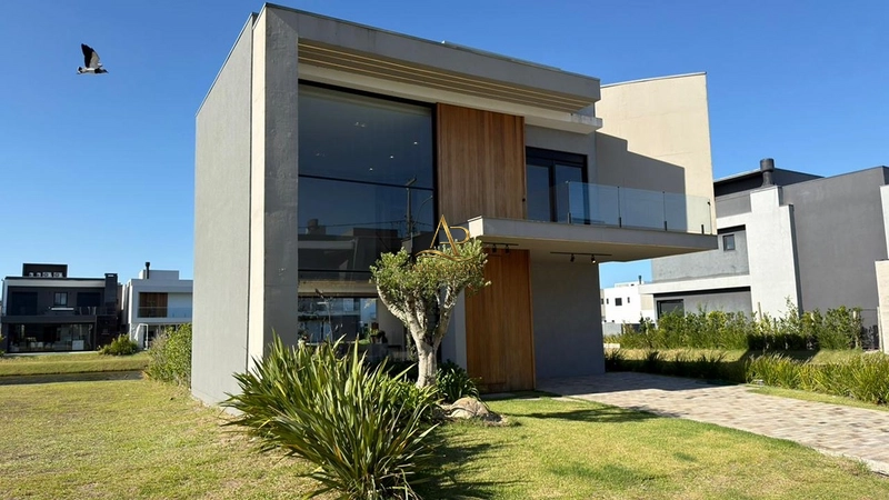 Magnífico sobrado com 5 suítes, piscina, living integrado e mais de 234 m², totalmente mobiliado e decorado.: 2ª foto da galeria de imagens do imóvel