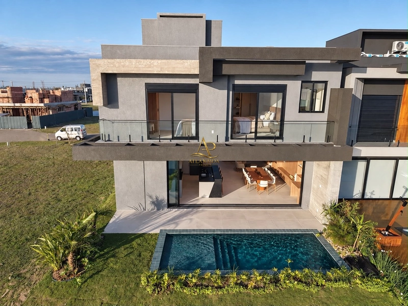 Uma residência completa, mobiliada e decorada, com ambientes pensados para proporcionar conforto, lazer e integração com a natureza.: 2ª foto da galeria de imagens do imóvel