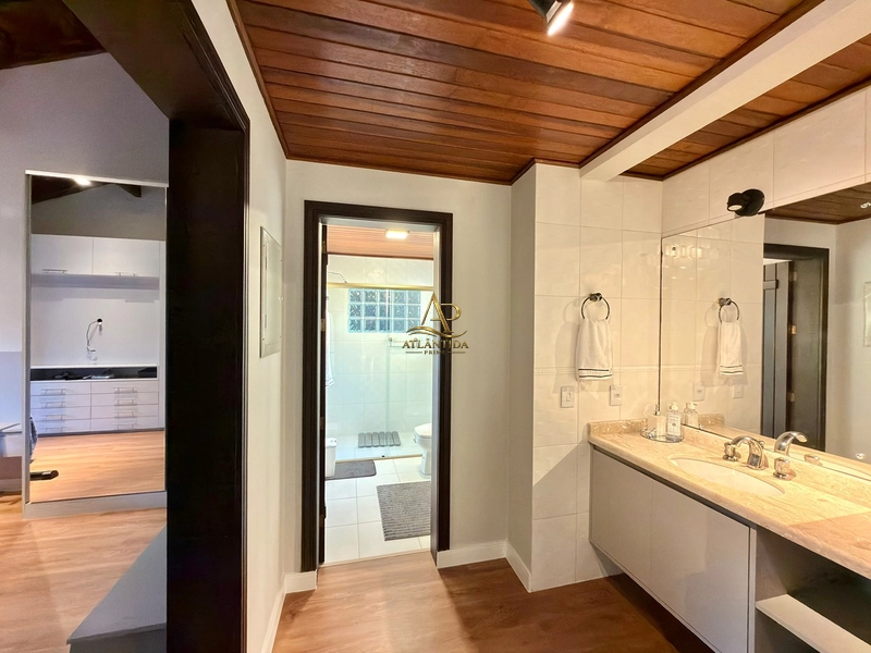 ✨ Uma casa diferenciada, com terreno maior e totalmente renovada!  São 218 m² privativos em um lote de 502 m², com 3 dormitórios, sendo 1 suíte, espaço gourmet e excelente localização dentro do condomínio.: 11ª foto da galeria de imagens do imóvel