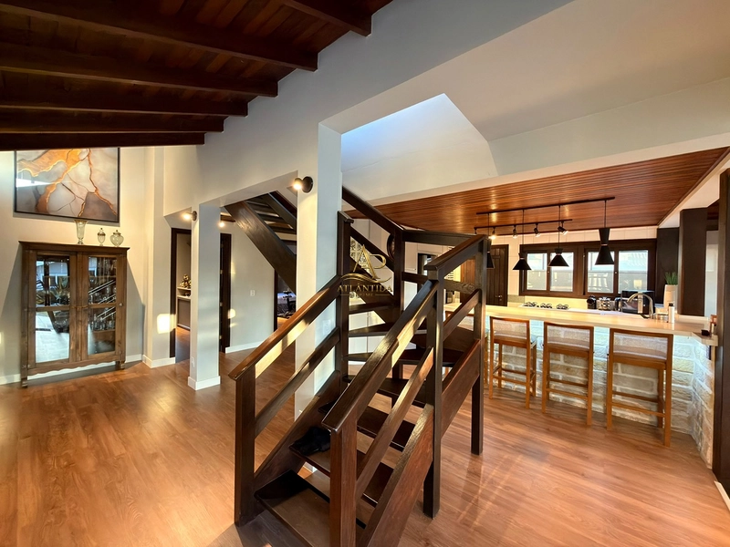✨ Uma casa diferenciada, com terreno maior e totalmente renovada!  São 218 m² privativos em um lote de 502 m², com 3 dormitórios, sendo 1 suíte, espaço gourmet e excelente localização dentro do condomínio.: 4ª foto da galeria de imagens do imóvel