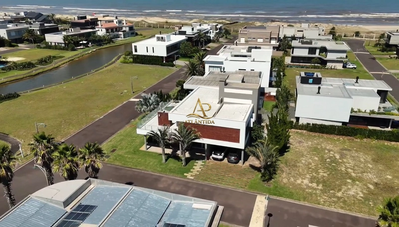 🏡 Seu novo capítulo começa aqui!  Imagine viver ou veranear em uma casa de alto padrão, com 4 suítes, piscina privativa e ambientes projetados para oferecer conforto, sofisticação e momentos inesquecíveis com a família.: 2ª foto da galeria de imagens do imóvel