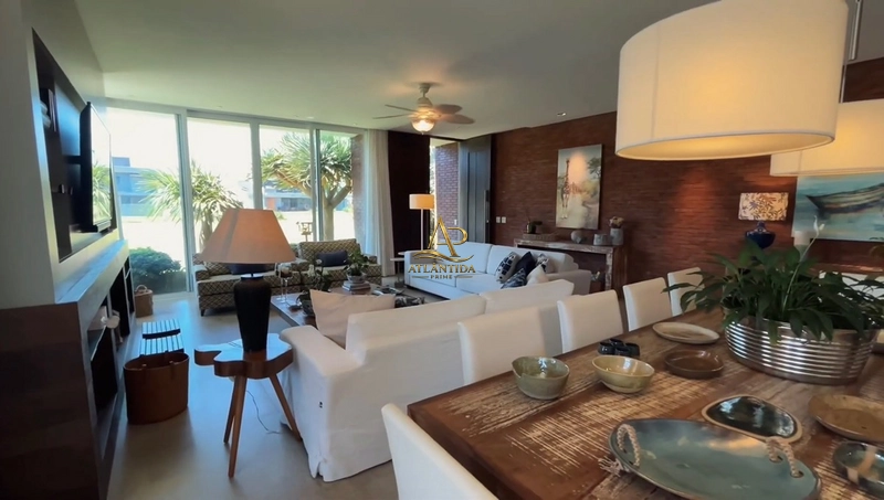 🏡 Seu novo capítulo começa aqui!  Imagine viver ou veranear em uma casa de alto padrão, com 4 suítes, piscina privativa e ambientes projetados para oferecer conforto, sofisticação e momentos inesquecíveis com a família.: 7ª foto da galeria de imagens do imóvel