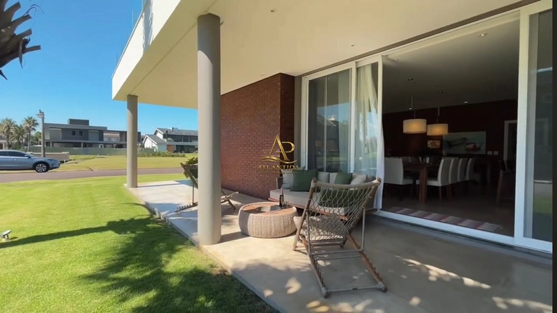 🏡 Seu novo capítulo começa aqui!  Imagine viver ou veranear em uma casa de alto padrão, com 4 suítes, piscina privativa e ambientes projetados para oferecer conforto, sofisticação e momentos inesquecíveis com a família.: 3ª foto da galeria de imagens do imóvel