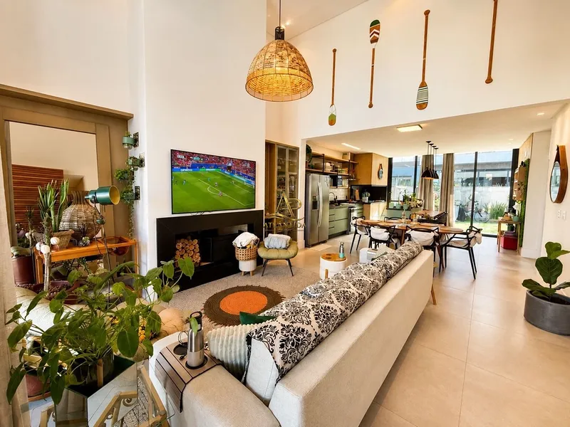 🏡 SOFISTICAÇÃO, CONFORTO E EXCELENTE CUSTO-BENEFÍCIO!  Belíssima residência com projeto moderno, ambientes amplos e excelente aproveitamento dos espaços, ideal para quem busca conforto e qualidade de vida.  ✔️ 3 dormitórios ✔️ 3 suítes ✔️ Living integrado em 3 ambientes ✔️ Lavabo ✔️ Ambientes amplos e bem iluminados ✔️ Excelente padrão construtivo ✔️ Terreno em aclive ✔️ Arquitetura contemporânea  Um imóvel pensado para proporcionar praticidade, conforto e momentos inesquecíveis ao lado da família e dos amigos, combinando elegância e funcionalidade em cada detalhe. Entre em contato para mais informações e agende sua visita!: 14ª foto da galeria de imagens do imóvel