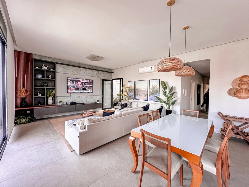 Viva o privilégio de morar em um dos endereços mais desejados do litoral gaúcho. Uma residência que une arquitetura contemporânea, acabamentos de alto padrão e ambientes projetados para oferecer conforto, sofisticação e momentos inesquecíveis.: 3ª foto da galeria de imagens do imóvel