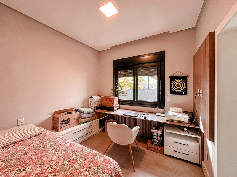 Viva o privilégio de morar em um dos endereços mais desejados do litoral gaúcho. Uma residência que une arquitetura contemporânea, acabamentos de alto padrão e ambientes projetados para oferecer conforto, sofisticação e momentos inesquecíveis.: 10ª foto da galeria de imagens do imóvel