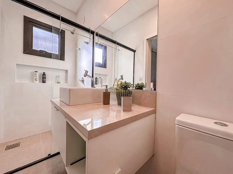 Viva o privilégio de morar em um dos endereços mais desejados do litoral gaúcho. Uma residência que une arquitetura contemporânea, acabamentos de alto padrão e ambientes projetados para oferecer conforto, sofisticação e momentos inesquecíveis.: 11ª foto da galeria de imagens do imóvel
