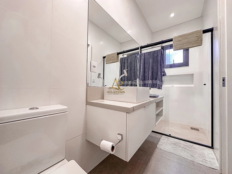 Viva o privilégio de morar em um dos endereços mais desejados do litoral gaúcho. Uma residência que une arquitetura contemporânea, acabamentos de alto padrão e ambientes projetados para oferecer conforto, sofisticação e momentos inesquecíveis.: 9ª foto da galeria de imagens do imóvel