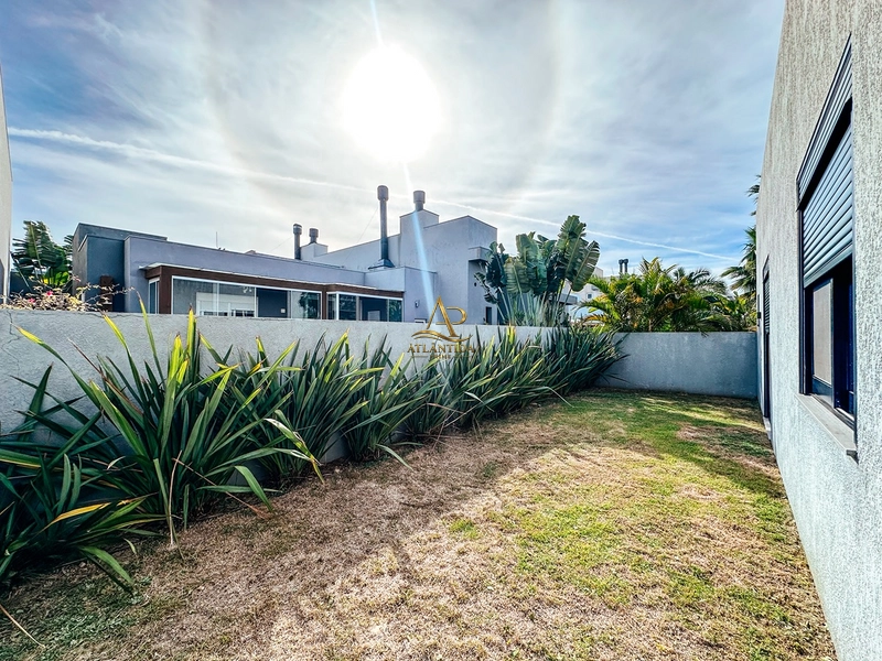 Viva o privilégio de morar em um dos endereços mais desejados do litoral gaúcho. Uma residência que une arquitetura contemporânea, acabamentos de alto padrão e ambientes projetados para oferecer conforto, sofisticação e momentos inesquecíveis.: 20ª foto da galeria de imagens do imóvel