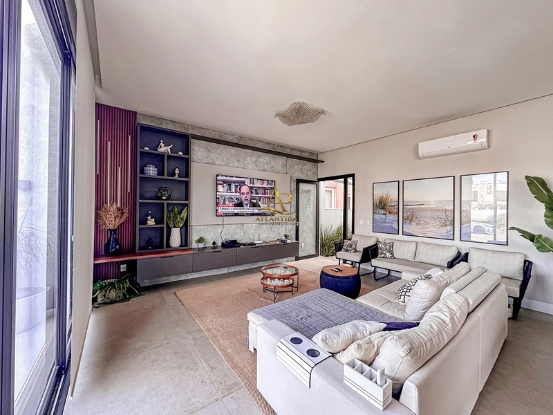 Viva o privilégio de morar em um dos endereços mais desejados do litoral gaúcho. Uma residência que une arquitetura contemporânea, acabamentos de alto padrão e ambientes projetados para oferecer conforto, sofisticação e momentos inesquecíveis.: 4ª foto da galeria de imagens do imóvel