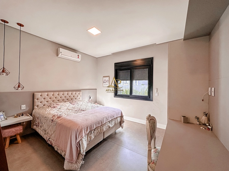 Viva o privilégio de morar em um dos endereços mais desejados do litoral gaúcho. Uma residência que une arquitetura contemporânea, acabamentos de alto padrão e ambientes projetados para oferecer conforto, sofisticação e momentos inesquecíveis.: 14ª foto da galeria de imagens do imóvel