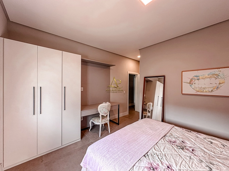 Viva o privilégio de morar em um dos endereços mais desejados do litoral gaúcho. Uma residência que une arquitetura contemporânea, acabamentos de alto padrão e ambientes projetados para oferecer conforto, sofisticação e momentos inesquecíveis.: 15ª foto da galeria de imagens do imóvel