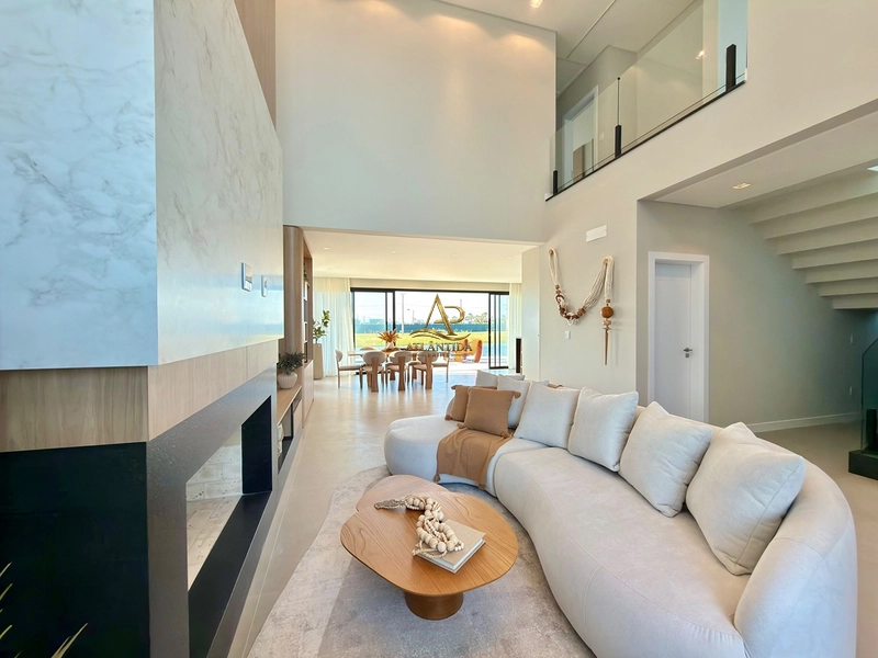 Um sobrado de alto padrão, mobiliado e decorado, com 04 suítes, piscina privativa, deck, jardim e living integrado, em um dos condomínios mais desejados de Xangri-Lá.: 4ª foto da galeria de imagens do imóvel