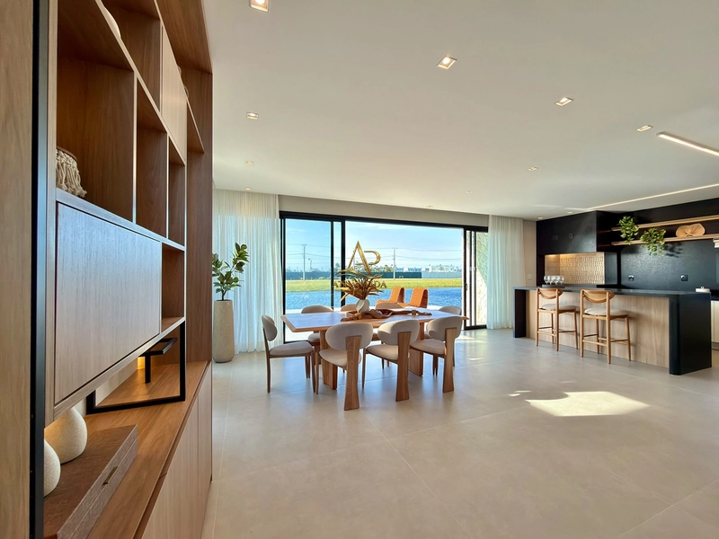 Um sobrado de alto padrão, mobiliado e decorado, com 04 suítes, piscina privativa, deck, jardim e living integrado, em um dos condomínios mais desejados de Xangri-Lá.: 11ª foto da galeria de imagens do imóvel