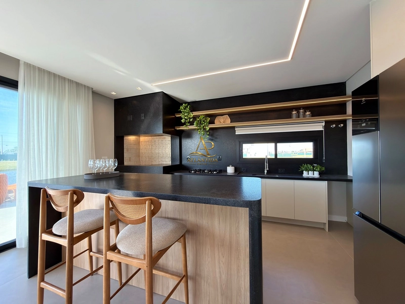 Um sobrado de alto padrão, mobiliado e decorado, com 04 suítes, piscina privativa, deck, jardim e living integrado, em um dos condomínios mais desejados de Xangri-Lá.: 21ª foto da galeria de imagens do imóvel