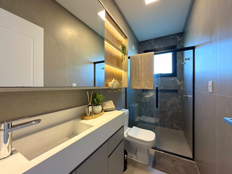 Um sobrado de alto padrão, mobiliado e decorado, com 04 suítes, piscina privativa, deck, jardim e living integrado, em um dos condomínios mais desejados de Xangri-Lá.: 30ª foto da galeria de imagens do imóvel