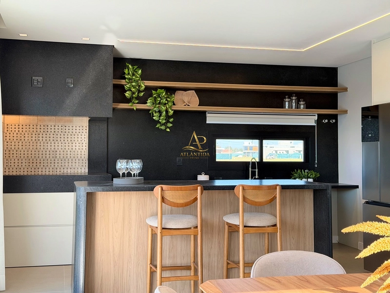 Um sobrado de alto padrão, mobiliado e decorado, com 04 suítes, piscina privativa, deck, jardim e living integrado, em um dos condomínios mais desejados de Xangri-Lá.: 19ª foto da galeria de imagens do imóvel