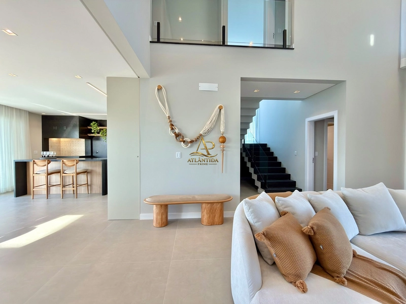Um sobrado de alto padrão, mobiliado e decorado, com 04 suítes, piscina privativa, deck, jardim e living integrado, em um dos condomínios mais desejados de Xangri-Lá.: 10ª foto da galeria de imagens do imóvel