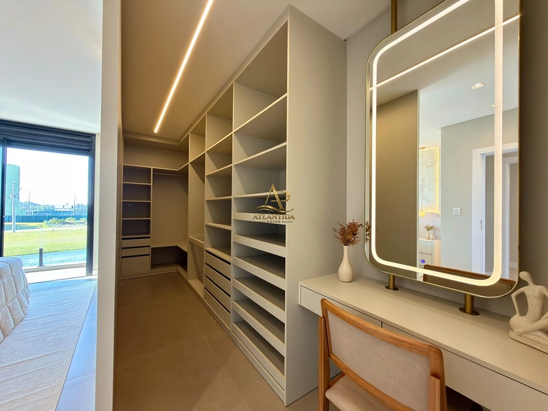Um sobrado de alto padrão, mobiliado e decorado, com 04 suítes, piscina privativa, deck, jardim e living integrado, em um dos condomínios mais desejados de Xangri-Lá.: 37ª foto da galeria de imagens do imóvel