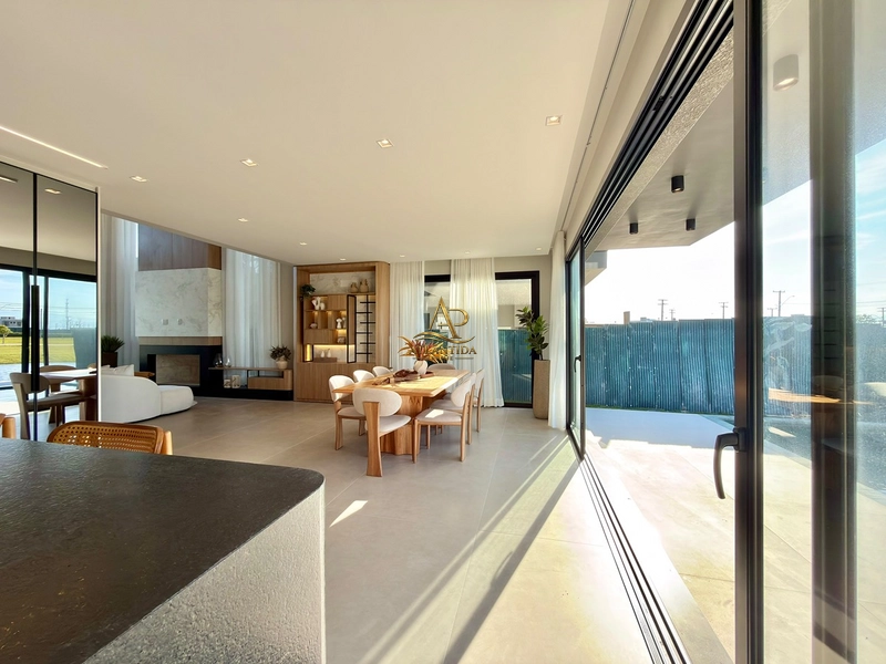 Um sobrado de alto padrão, mobiliado e decorado, com 04 suítes, piscina privativa, deck, jardim e living integrado, em um dos condomínios mais desejados de Xangri-Lá.: 24ª foto da galeria de imagens do imóvel