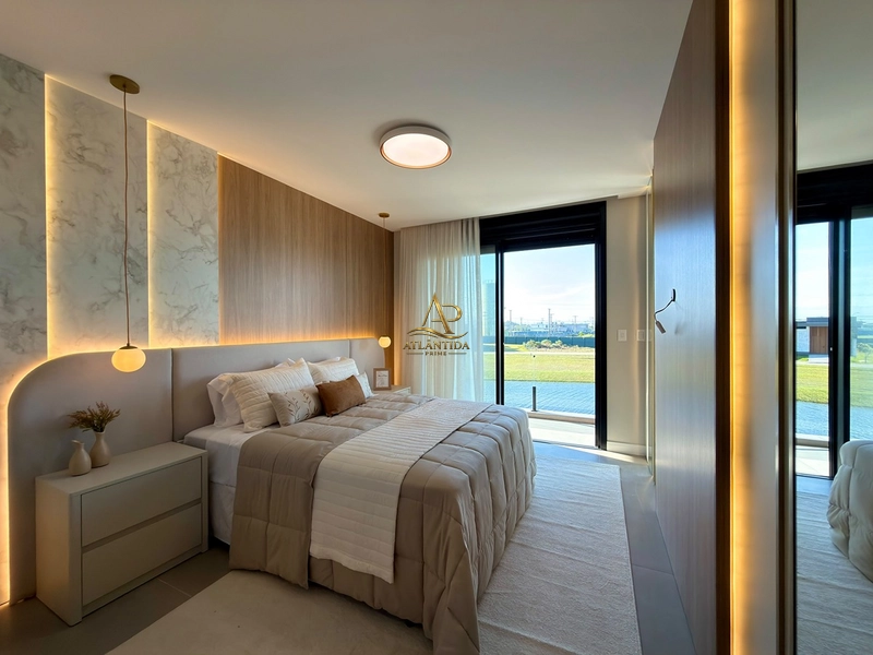 Um sobrado de alto padrão, mobiliado e decorado, com 04 suítes, piscina privativa, deck, jardim e living integrado, em um dos condomínios mais desejados de Xangri-Lá.: 34ª foto da galeria de imagens do imóvel