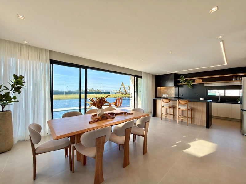 Um sobrado de alto padrão, mobiliado e decorado, com 04 suítes, piscina privativa, deck, jardim e living integrado, em um dos condomínios mais desejados de Xangri-Lá.: 14ª foto da galeria de imagens do imóvel