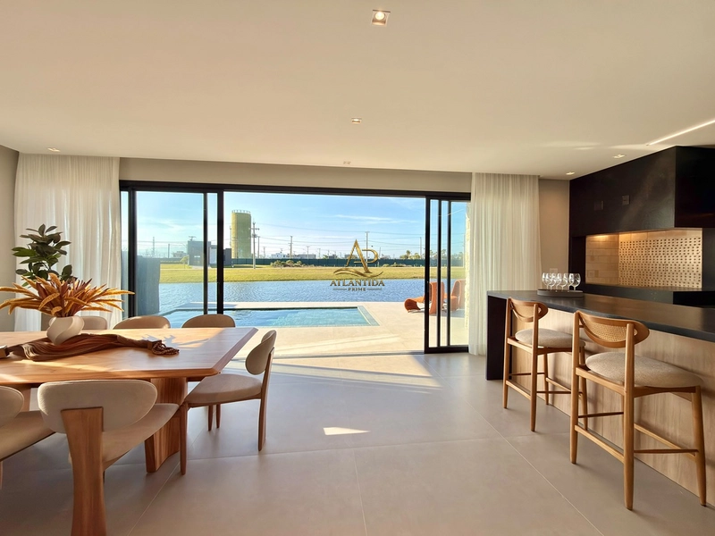 Um sobrado de alto padrão, mobiliado e decorado, com 04 suítes, piscina privativa, deck, jardim e living integrado, em um dos condomínios mais desejados de Xangri-Lá.: 20ª foto da galeria de imagens do imóvel