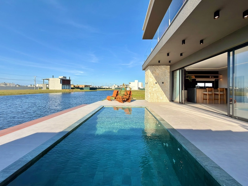Um sobrado de alto padrão, mobiliado e decorado, com 04 suítes, piscina privativa, deck, jardim e living integrado, em um dos condomínios mais desejados de Xangri-Lá.: 26ª foto da galeria de imagens do imóvel