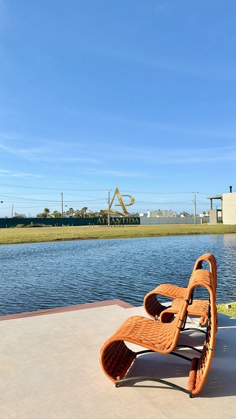 Um sobrado de alto padrão, mobiliado e decorado, com 04 suítes, piscina privativa, deck, jardim e living integrado, em um dos condomínios mais desejados de Xangri-Lá.: 13ª foto da galeria de imagens do imóvel