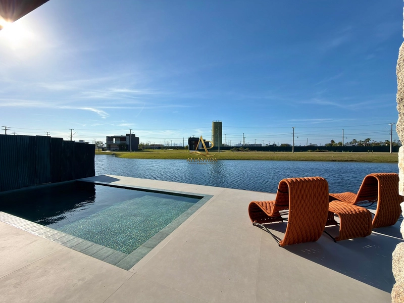 Um sobrado de alto padrão, mobiliado e decorado, com 04 suítes, piscina privativa, deck, jardim e living integrado, em um dos condomínios mais desejados de Xangri-Lá.: 25ª foto da galeria de imagens do imóvel